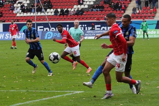 26.10.2025 xmgoodx Offenbach am Main, Sparda-Bank-Hessen Stadion - Stadion Bieberer Berg Regionalliga Saison 2025 2026 Kickers Offenbach (OFC) - SV Eintracht Trier 05 Noah Awassi (Trier) gegen Ouassim Karada (24, OFC)