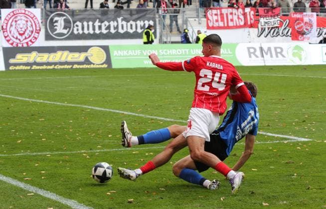 26.10.2025 xmgoodx Offenbach am Main, Sparda-Bank-Hessen Stadion - Stadion Bieberer Berg Regionalliga Saison 2025 2026 Kickers Offenbach (OFC) - SV Eintracht Trier 05 Maurice Wrusch (Trier) gegen Ouassim Karada (24, OFC)