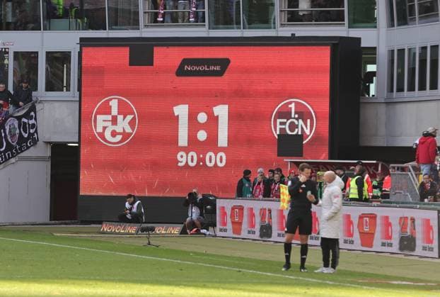 26.10.2025 - Fussball - Saison 2025 2026 - 2. Fussball - Bundesliga - 10. Spieltag: 1. FC Kaiserslautern FCK ( Lautern Roten Teufel ) - 1. FC Nürnberg FCN ( Club ) - Sportfoto Zink DaMa - xdaxmax - DFL regulations prohibit any use of photographs as image sequences and or quasi-video - only for editorial use - Symbolbild Symbolfoto Feature Impression - Anzeigentafel mit Endstand 1:1