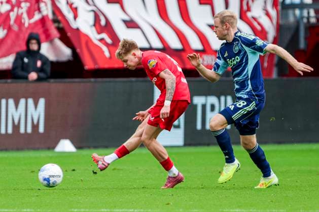 Kristian Hlynsson of FC Twente passes the ball under pressure from Davy Klaassen of AFC Ajax FC Twente v AFC Ajax, Eredivisie, FC Twente v AFC Ajax, De Grolsch Veste, October 26, 2025, Enschede, Netherlands.