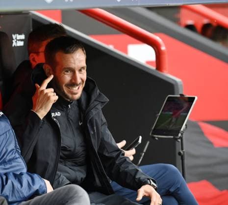 Trainer Julian Schuster (SC Freiburg) 26.10.2025, Fussball 1. Bundesliga, Saison 2025 2026, 8. Spieltag, Bayer 04 Leverkusen - SC Freiburg DFL regulations prohibit any use of photographs as image sequences and or quasi-video Leverkusen BayArena Nordrhein Westfalen Deutschland