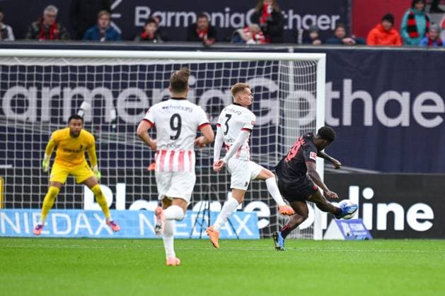 26.10.2025, Fussball, 1. Bundesliga, 8. Spieltag Saison 2025 2026, Bayer Leverkusen - SC Freiburg, Ernest Poku (Bayer Leverkusen) erzielt das Tor zum 1:0, xRHR-FOTO TKx Copyright: RHR-FOTOx RHR-FOTO TK