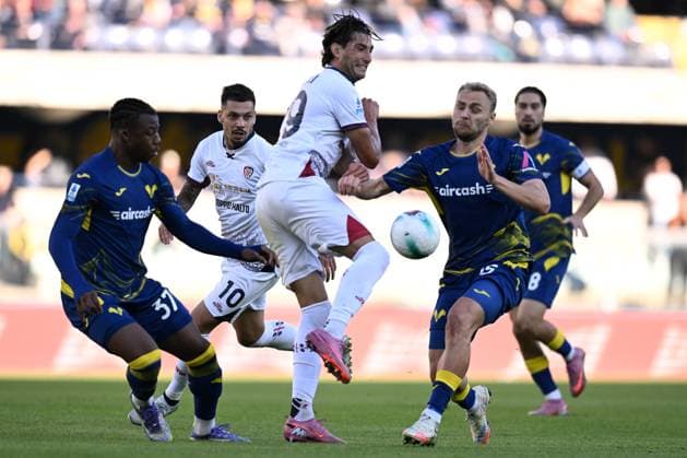 Db Verona 26 10 2025 - campionato di calcio serie A Hellas Verona-Cagliari foto Daniele Buffa Image nella foto: Gennaro Borrelli-Victor Nelsson-Armel Bella Kotchap 