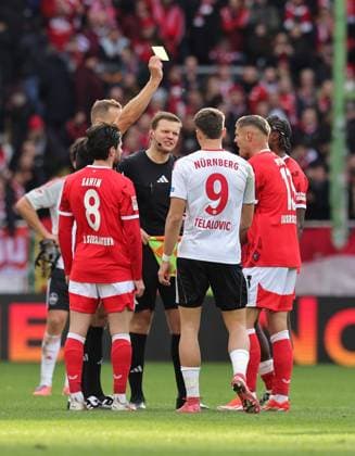 26.10.2025 - Fussball - Saison 2025 2026 - 2. Fussball - Bundesliga - 10. Spieltag: 1. FC Kaiserslautern FCK ( Lautern Roten Teufel ) - 1. FC Nürnberg FCN ( Club ) - Sportfoto Zink DaMa - xdaxmax - DFL regulations prohibit any use of photographs as image sequences and or quasi-video - only for editorial use - Erik Wekesser (13, 1. FC Kaiserslautern FCK ) diskutiert nach Spielende mit Sören Storks (Schiedsrichter ) und sieht gelbe Karte Gelb