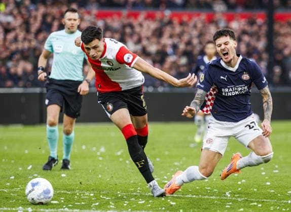 ROTTERDAM - (l-r) Anel Ahmedhodzic of Feyenoord and Dennis Man of PSV Eindhoven during the Dutch Eredivisie match between Feyenoord and PSV at Feyenoord Stadium De Kuip on October 26, 2025, in Rotterdam, Netherlands. ANP BAS CZERWINSKI Eredivisie 2025-2026 xVIxANPxSportx xxANPxIVx 540365343 originalFilename: 540365343.jpg