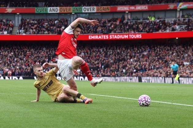 Arsenal v Crystal Palace 26 October 2025 London - Premier League Football - Arsenal v Crystal Palace - Declan Rice of Arsenal is tackled by Adam Wharton of Crystal Palace - (Photo by Mark Leech). London UK Copyright: xMarkxLeechxOffside