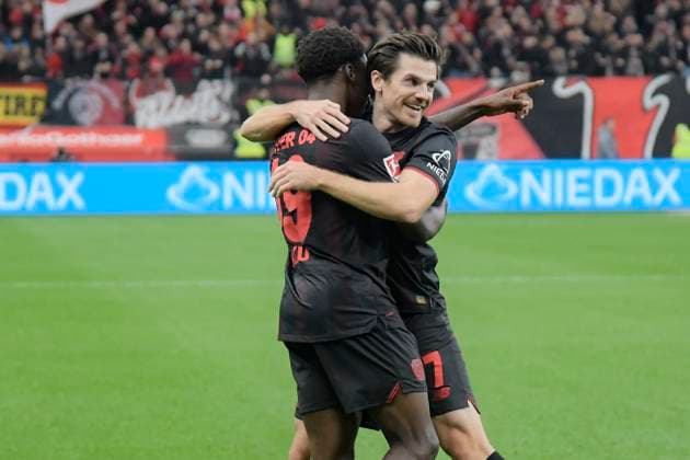 Ernest Poku (Leverkusen 19) jubelt nach dem Tor zum 1:0 mit Jonas Hofmann (Leverkusen 7) 26.10.2025 Fussball Bayer Leverkusen vs SC Freiburg, BayArena, Leverkusen, DFB DFL REGULATIONS PROHIBIT ANY USE OF PHOTOGRAPHS AS IMAGE SEQUENCES AND OR QUASI-VIDEO