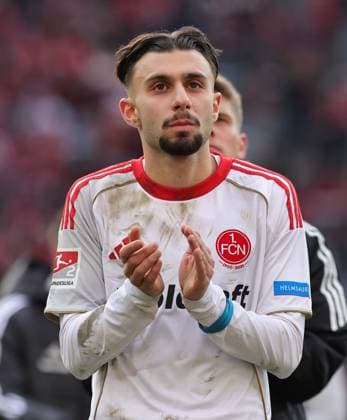 26.10.2025 - Fussball - Saison 2025 2026 - 2. Fussball - Bundesliga - 10. Spieltag: 1. FC Kaiserslautern FCK ( Lautern Roten Teufel ) - 1. FC Nürnberg FCN ( Club ) - Sportfoto Zink DaMa - xdaxmax - DFL regulations prohibit any use of photographs as image sequences and or quasi-video - only for editorial use - Berkay Yilmaz (21, 1. FC Nürnberg FCN ) applaudiert klatscht in die Hände nach Spielende Clubfan Clubfans FCN-Fans Fans zu