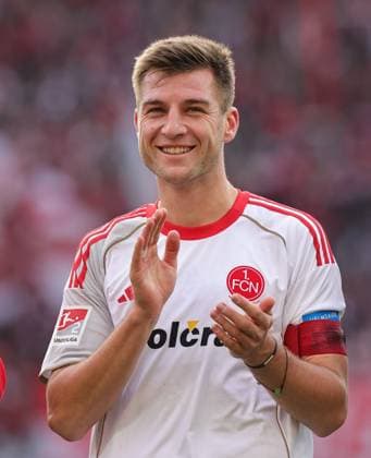 26.10.2025 - Fussball - Saison 2025 2026 - 2. Fussball - Bundesliga - 10. Spieltag: 1. FC Kaiserslautern FCK ( Lautern Roten Teufel ) - 1. FC Nürnberg FCN ( Club ) - Sportfoto Zink DaMa - xdaxmax - DFL regulations prohibit any use of photographs as image sequences and or quasi-video - only for editorial use - Robin Knoche (31, 1. FC Nürnberg FCN ) lacht Lachen freut sich Freude nach Spielende
