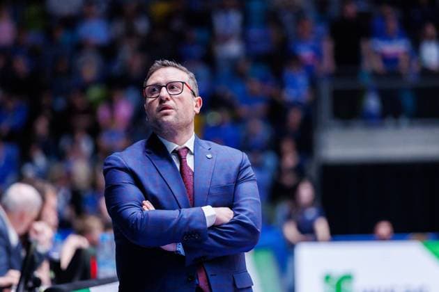 easycredit BBL, Frankfurt Skyliners - Syntainics MBC, 26.10.2025 Trainer Marco Ramondino (SYNTAINICS MBC) an der Seitenlinie Spiel der easycredit BBL easycredit BBL, Frankfurt Skyliners - Syntainics MBC; am 5. Spieltag der Saison 25 26 in der Süwag Energie ARENA am 26.10.2025 Copyright: xBEAUTIFULxSPORTS Hahnex