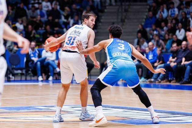 easycredit BBL, Frankfurt Skyliners - Syntainics MBC, 26.10.2025 Spencer Reaves (SYNTAINICS MBC, 31) schirmt den Ball gegen Garai Zeeb (Frankfurt Skyliners, 3) ab Spiel der easycredit BBL easycredit BBL, Frankfurt Skyliners - Syntainics MBC; am 5. Spieltag der Saison 25 26 in der Süwag Energie ARENA am 26.10.2025 Copyright: xBEAUTIFULxSPORTS Hahnex