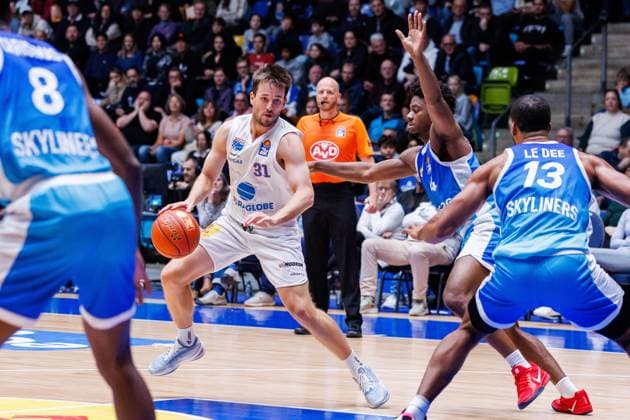 easycredit BBL, Frankfurt Skyliners - Syntainics MBC, 26.10.2025 Spencer Reaves (SYNTAINICS MBC, 31) gegen Nahiem Alleyne (Frankfurt Skyliners, 4) Spiel der easycredit BBL easycredit BBL, Frankfurt Skyliners - Syntainics MBC; am 5. Spieltag der Saison 25 26 in der Süwag Energie ARENA am 26.10.2025 Copyright: xBEAUTIFULxSPORTS Hahnex