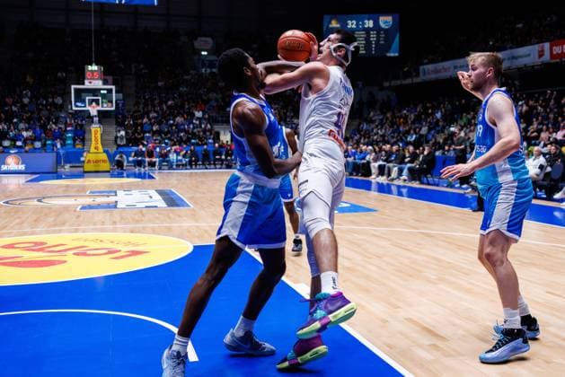 easycredit BBL, Frankfurt Skyliners - Syntainics MBC, 26.10.2025 Kampf um den Ball zwischen. William Christmas (Frankfurt Skyliners, 8) und Jure Planinic (SYNTAINICS MBC, 44) Spiel der easycredit BBL easycredit BBL, Frankfurt Skyliners - Syntainics MBC; am 5. Spieltag der Saison 25 26 in der Süwag Energie ARENA am 26.10.2025 Copyright: xBEAUTIFULxSPORTS Hahnex