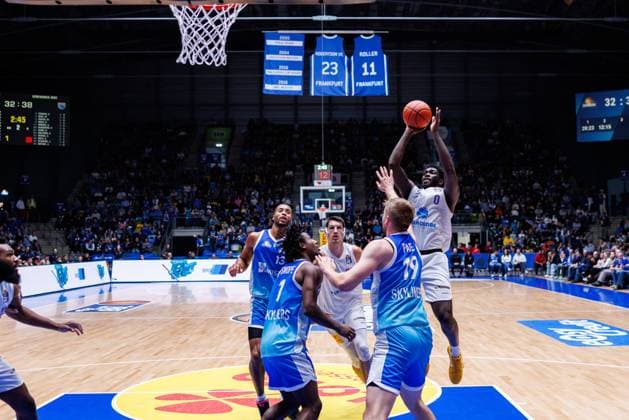 easycredit BBL, Frankfurt Skyliners - Syntainics MBC, 26.10.2025 Khyri Thomas (SYNTAINICS MBC, 0) mit einem Wurf aus der Mitteldistanz Spiel der easycredit BBL easycredit BBL, Frankfurt Skyliners - Syntainics MBC; am 5. Spieltag der Saison 25 26 in der Süwag Energie ARENA am 26.10.2025 Copyright: xBEAUTIFULxSPORTS Hahnex