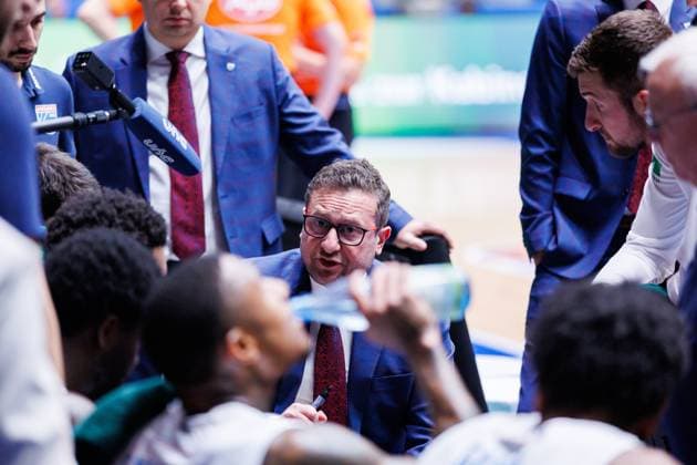 easycredit BBL, Frankfurt Skyliners - Syntainics MBC, 26.10.2025 Trainer Marco Ramondino (SYNTAINICS MBC) bei einem Timeout Ansprache Spiel der easycredit BBL easycredit BBL, Frankfurt Skyliners - Syntainics MBC; am 5. Spieltag der Saison 25 26 in der Süwag Energie ARENA am 26.10.2025 Copyright: xBEAUTIFULxSPORTS Hahnex