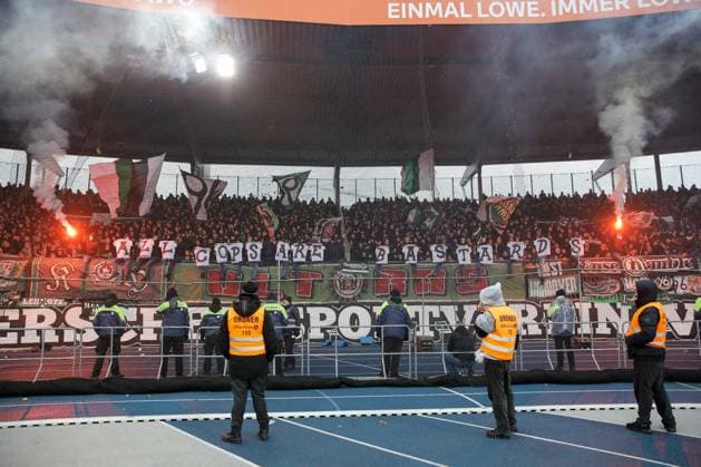 26.10.2025, xtgx, Fussball 2. Bundesliga, Eintracht Braunschweig - Hannover 96 v.l. Symbolfoto, Symbolbild, Symbol Fans, Zuschauer, Publikum, Tribuene Banner Spruchband All cops are Bastards (DFL DFB REGULATIONS PROHIBIT ANY USE OF PHOTOGRAPHS as IMAGE SEQUENCES and or QUASI-VIDEO) Braunschweig