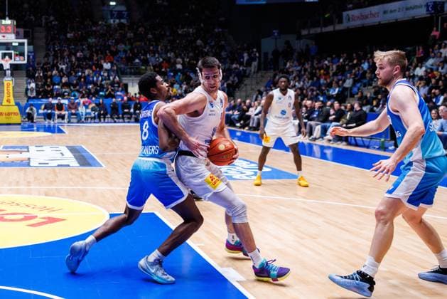 easycredit BBL, Frankfurt Skyliners - Syntainics MBC, 26.10.2025 Jure Planinic (SYNTAINICS MBC, 44) mit Ball gegen William Christmas (Frankfurt Skyliners, 8) an der Zone Spiel der easycredit BBL easycredit BBL, Frankfurt Skyliners - Syntainics MBC; am 5. Spieltag der Saison 25 26 in der Süwag Energie ARENA am 26.10.2025 Copyright: xBEAUTIFULxSPORTS Hahnex