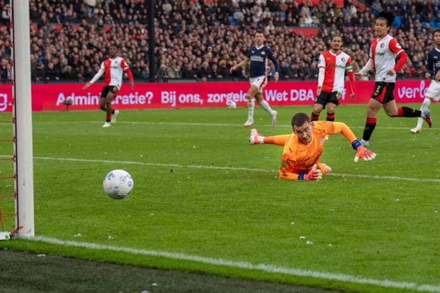 ROTTERDAM , 26-10-2025 , Stadium Feijenoord De Kuip , season 2025 2026 , Dutch Eredivisie football , match between Feyenoord and PSV , PSV Goalkeeper Matej Kovar misses the save on the 1-1 of Valente Feyenoord - PSV  x31699499x Copyright: