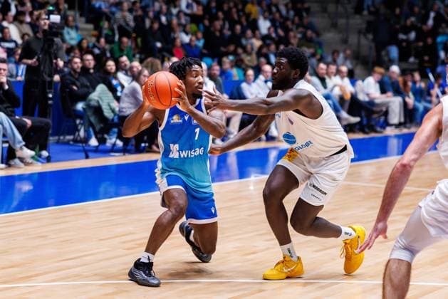 easycredit BBL, Frankfurt Skyliners - Syntainics MBC, 26.10.2025 Isaiah Swope (Frankfurt Skyliners, 1) mit Ball gegen Khyri Thomas (SYNTAINICS MBC, 0) Spiel der easycredit BBL easycredit BBL, Frankfurt Skyliners - Syntainics MBC; am 5. Spieltag der Saison 25 26 in der Süwag Energie ARENA am 26.10.2025 Copyright: xBEAUTIFULxSPORTS Hahnex