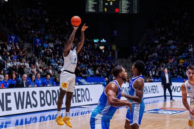 easycredit BBL, Frankfurt Skyliners - Syntainics MBC, 26.10.2025 Khyri Thomas (SYNTAINICS MBC, 0) mit einem Dreier Spiel der easycredit BBL easycredit BBL, Frankfurt Skyliners - Syntainics MBC; am 5. Spieltag der Saison 25 26 in der Süwag Energie ARENA am 26.10.2025 Copyright: xBEAUTIFULxSPORTS Hahnex