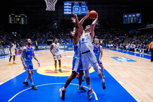 easycredit BBL, Frankfurt Skyliners - Syntainics MBC, 26.10.2025 Jure Planinic (SYNTAINICS MBC, 44) mit einem Korbleger gegen Jaedon LeDee (Frankfurt Skyliners, 13) Spiel der easycredit BBL easycredit BBL, Frankfurt Skyliners - Syntainics MBC; am 5. Spieltag der Saison 25 26 in der Süwag Energie ARENA am 26.10.2025 Copyright: xBEAUTIFULxSPORTS Hahnex