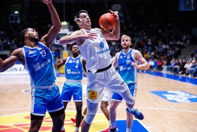 easycredit BBL, Frankfurt Skyliners - Syntainics MBC, 26.10.2025 Jure Planinic (SYNTAINICS MBC, 44) sichert sich einen Offensivrebound gegen Jaedon LeDee (Frankfurt Skyliners, 13) Spiel der easycredit BBL easycredit BBL, Frankfurt Skyliners - Syntainics MBC; am 5. Spieltag der Saison 25 26 in der Süwag Energie ARENA am 26.10.2025 Copyright: xBEAUTIFULxSPORTS Hahnex