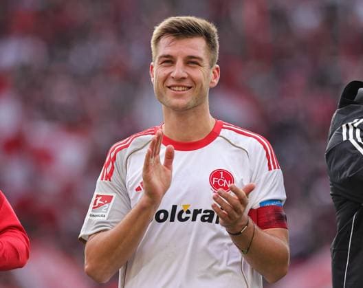 26.10.2025 - Fussball - Saison 2025 2026 - 2. Fussball - Bundesliga - 10. Spieltag: 1. FC Kaiserslautern FCK ( Lautern Roten Teufel ) - 1. FC Nürnberg FCN ( Club ) - Sportfoto Zink DaMa - xdaxmax - DFL regulations prohibit any use of photographs as image sequences and or quasi-video - only for editorial use - Robin Knoche (31, 1. FC Nürnberg FCN ) lacht Lachen freut sich Freude nach Spielende