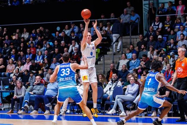 easycredit BBL, Frankfurt Skyliners - Syntainics MBC, 26.10.2025 Collin Welp (SYNTAINICS MBC, 40) mit einem Dreier gegen Ryan Hawkins (Frankfurt Skyliners, 33) Spiel der easycredit BBL easycredit BBL, Frankfurt Skyliners - Syntainics MBC; am 5. Spieltag der Saison 25 26 in der Süwag Energie ARENA am 26.10.2025 Copyright: xBEAUTIFULxSPORTS Hahnex
