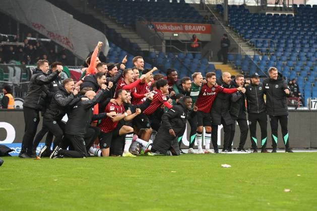 26.10.2025, xtgx, Fussball 2. Bundesliga, Eintracht Braunschweig - Hannover 96 v.l. Hannover Jubel ueber den Sieg, Jubel nach Spielende (DFL DFB REGULATIONS PROHIBIT ANY USE OF PHOTOGRAPHS as IMAGE SEQUENCES and or QUASI-VIDEO) Braunschweig
