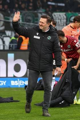 26.10.2025, xtgx, Fussball 2. Bundesliga, Eintracht Braunschweig - Hannover 96 v.l. Christian Titz (Hannover, Trainer) (DFL DFB REGULATIONS PROHIBIT ANY USE OF PHOTOGRAPHS as IMAGE SEQUENCES and or QUASI-VIDEO) Braunschweig