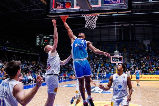 easycredit BBL, Frankfurt Skyliners - Syntainics MBC, 26.10.2025 Jaedon LeDee (Frankfurt Skyliners, 13) tippt einen Offensivrebound in den Korb gegen Collin Welp (SYNTAINICS MBC, 40); die Uhr steht jedoch schon auf Null. Es steht 38:42 zur Halbzeit. Spiel der easycredit BBL easycredit BBL, Frankfurt Skyliners - Syntainics MBC; am 5. Spieltag der Saison 25 26 in der Süwag Energie ARENA am 26.10.2025 Copyright: xBEAUTIFULxSPORTS Hahnex