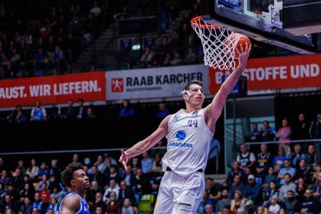 easycredit BBL, Frankfurt Skyliners - Syntainics MBC, 26.10.2025 Jure Planinic (SYNTAINICS MBC, 44) mit einem Korbleger gegen Nahiem Alleyne (Frankfurt Skyliners, 4) Spiel der easycredit BBL easycredit BBL, Frankfurt Skyliners - Syntainics MBC; am 5. Spieltag der Saison 25 26 in der Süwag Energie ARENA am 26.10.2025 Copyright: xBEAUTIFULxSPORTS Hahnex