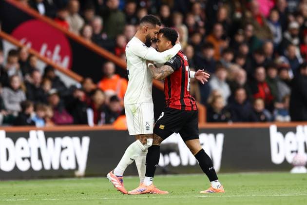 Bournemouth v Nottingham Forest 26 October 2025, Bournemouth - Premier League Football - Bournemouth v Nottingham Forest - Douglas Luiz of Nottingham Forest squares up to Justin Kluivert of Bournemouth - Photo: Jacques Feeney Offside. Bournemouth UK Copyright: xJacquesxFeeneyx xOffsidexOffside