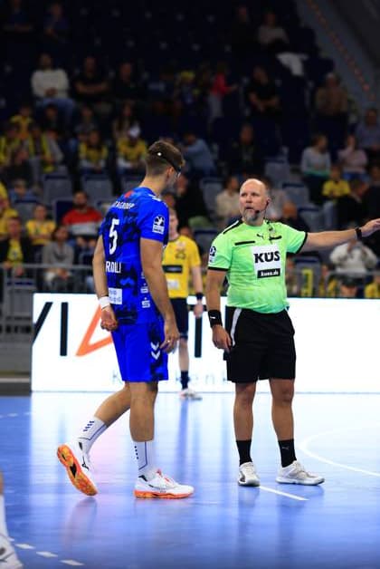 RECORD DATE NOT STATED Schiedsrichter zeigt Entscheidung auf dem Spielfeld Schiedsrichter zeigt Entscheidung Copyright: xSpeedshotx