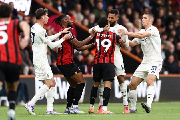 Bournemouth v Nottingham Forest 26 October 2025, Bournemouth - Premier League Football - Bournemouth v Nottingham Forest - Douglas Luiz of Nottingham Forest squares up to Justin Kluivert of Bournemouth - Photo: Jacques Feeney Offside. Bournemouth UK Copyright: xJacquesxFeeneyx xOffsidexOffside