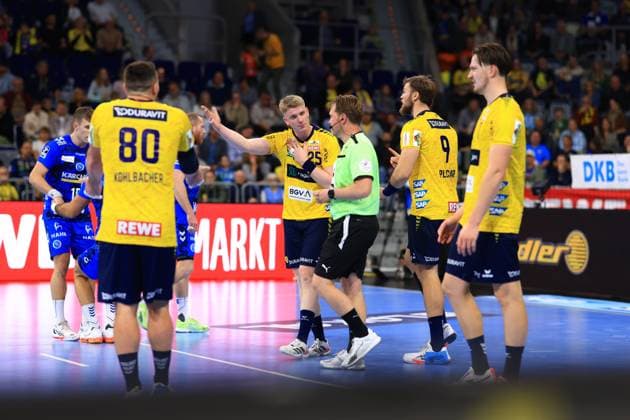 RECORD DATE NOT STATED Haukur Thrastarson (25; Rhein Neckar Löwen) und Steven Plucnar Jacobsen (9; Rhein Neckar Löwen) diskutieren mit dem Schiedsrichter auf dem Spielfeld Diskussion mit Schiedsrichter Copyright: xSpeedshotx