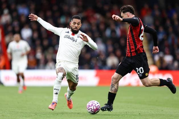 Bournemouth v Nottingham Forest 26 October 2025, Bournemouth - Premier League Football - Bournemouth v Nottingham Forest - Douglas Luiz of Nottingham Forest and Alex Jimenez of Bournemouth - Photo: Jacques Feeney Offside. Bournemouth UK Copyright: xJacquesxFeeneyx xOffsidexOffside
