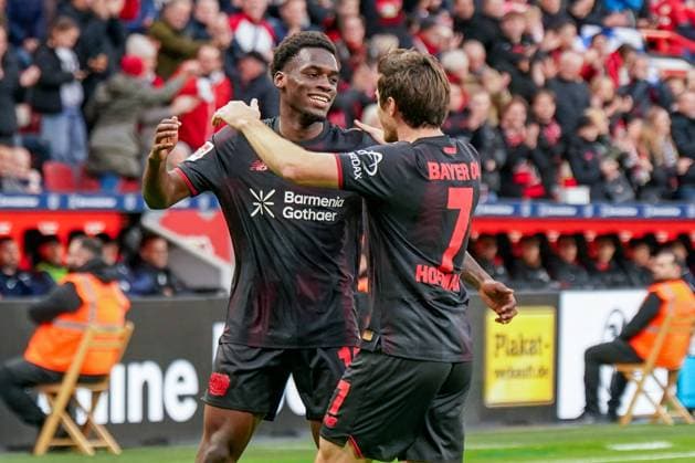 Deutschland: Fussball Bundesliga 2025 26, 8. Spieltag - Bayer 04 Leverkusen vs SC Freiburg - BayArena (Leverkusen): Tor und Torjubel zum 1:0 durch Ernest Poku (Bayer 04 Leverkusen, 19) Freude, Emotionen, Jubel mit Jonas Hofmann (Bayer 04 Leverkusen, 7) Leverkusen Nordrhein-Westfalen Deutschland Copyright: xJOERANxSTEINSIEKx