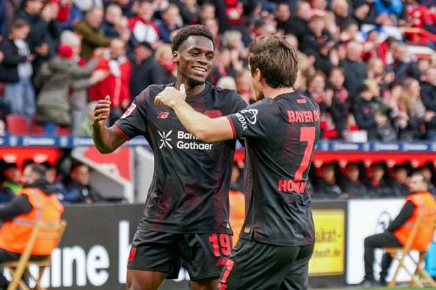 Deutschland: Fussball Bundesliga 2025 26, 8. Spieltag - Bayer 04 Leverkusen vs SC Freiburg - BayArena (Leverkusen): Tor und Torjubel zum 1:0 durch Ernest Poku (Bayer 04 Leverkusen, 19) Freude, Emotionen, Jubel mit Jonas Hofmann (Bayer 04 Leverkusen, 7) Leverkusen Nordrhein-Westfalen Deutschland Copyright: xJOERANxSTEINSIEKx