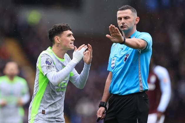 Football - Premier League - Aston Villa v Manchester City 26th October 2025 - Premier League - Aston Villa v Manchester City - Phil Foden of Manchester City pleads to referee Michael Oliver - Photo: Simon Stacpoole Offside. Birmingham UK Copyright: xSimonxStacpoolexOffside