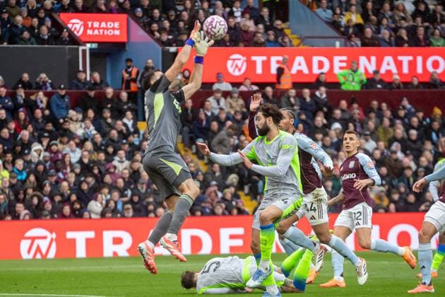 Aston Villa v Manchester City Premier League 26 10 2025. Aston Villa goalkeeper Emiliano Martinez (23) gathers balll during the Premier League match between Aston Villa and Manchester City at Villa Park, Birmingham, England on 26 October 2025. Editorial use only DataCo restrictions apply See www.football-dataco.com , Copyright: xManjitxNarotrax PSI-23113-0036