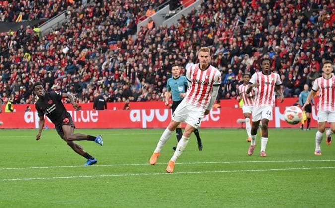 Ernest Poku (Bayer 04 Leverkusen), li., erzielt mit diesem Schuss das Tor zum 1:0, rechts Philipp Lienhart (SC Freiburg) 26.10.2025, Fussball 1. Bundesliga, Saison 2025 2026, 8. Spieltag, Bayer 04 Leverkusen - SC Freiburg DFL regulations prohibit any use of photographs as image sequences and or quasi-video Leverkusen BayArena Nordrhein Westfalen Deutschland