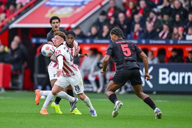 26.10.2025, Fussball, 1. Bundesliga, 8. Spieltag Saison 2025 2026, Bayer Leverkusen - SC Freiburg, Philipp Treu (SC Freiburg), Loic BadÃ (Bayer Leverkusen) xRHR-FOTO TKx Copyright: RHR-FOTOx RHR-FOTO TK