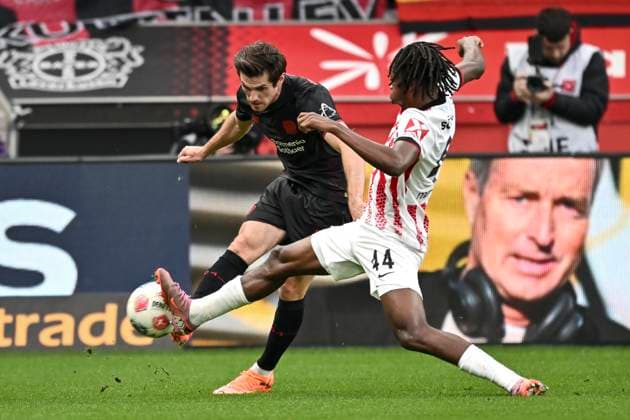 v. li. im Zweikampf Jonas Hofmann (Leverkusen 7) Yuito Suzuki (Freiburg 14) 26.10.2025 Fussball Bayer Leverkusen vs SC Freiburg, BayArena, Leverkusen, DFB DFL REGULATIONS PROHIBIT ANY USE OF PHOTOGRAPHS AS IMAGE SEQUENCES AND OR QUASI-VIDEO