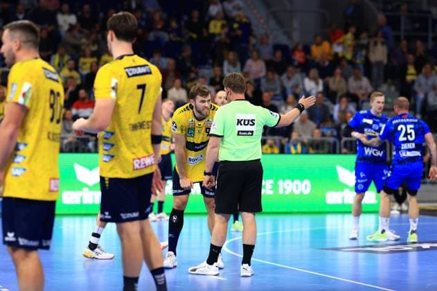 RECORD DATE NOT STATED Steven Plucnar Jacobsen (9; Rhein Neckar Löwen) wird vom Schiedsrichter ermahnt, während Spieler von TVB 1898 Stuttgart im Hintergrund stehen Ermahnung für Steven Plucnar Jacobsen (9; Rhein Neckar Löwen) Copyright: xSpeedshotx