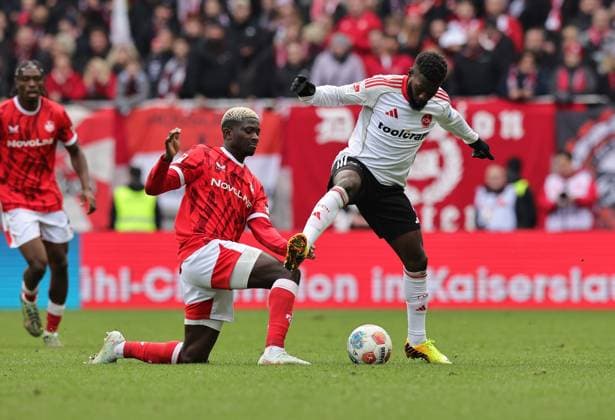 26.10.2025 - Fussball - Saison 2025 2026 - 2. Fussball - Bundesliga - 10. Spieltag: 1. FC Kaiserslautern FCK ( Lautern Roten Teufel ) - 1. FC Nürnberg FCN ( Club ) - Sportfoto Zink DaMa - xdaxmax - DFL regulations prohibit any use of photographs as image sequences and or quasi-video - only for editorial use - Afeez Aremu (23, 1. FC Kaiserslautern FCK ) Mickael Mickaël Biron (7, 1. FC Nürnberg FCN )