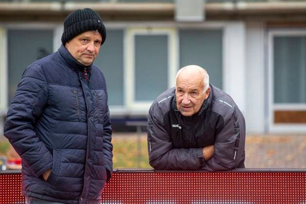 GER, Erfurt, Fußball, Regionalliga Nordost, 13. Spieltag, FC Rot-Weiss Erfurt vs. ZFC Meuselwitz im Bild v.l.: Christian Mueller (MDR ) mit Franz Gerber (Sportdirektor FC Rot-Weiß Erfurt), im Gespraech nach Abpfiff, wirkt nachdenklich 26.10.2025, Steigerwaldstadion Erfurt DFB REGULATIONS PROHIBIT ANY USE OF PHOTOGRAPHS AS IMAGE SEQUENCES AND OR QUASI-VIDEO, Copyright: HMBxMedia PaulxFritz