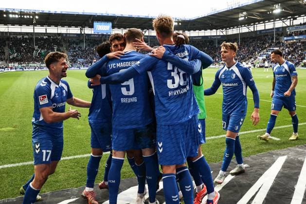 Torjubel - Torschütze Maximilian Breunig (1. FC Magdeburg,9) trifft per Elfmeter zum 1-0 - 2. Fußball Bundesliga Saison 2025-2026 1. FC Magdeburg vs. Preussen Münster in der Avnet Arena in Magdeburg - Aktion,Fußball,Mann,Männer,Deutschland,26.10.2025