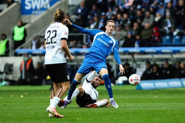 Maximilian Breunig (1. FC Magdeburg,9) gegen Rico Preissinger Preißinger (Preussen Münster,21) - 2. Fußball Bundesliga Saison 2025-2026 1. FC Magdeburg vs. Preussen Münster in der Avnet Arena in Magdeburg - Aktion,Fußball,Mann,Männer,Deutschland,26.10.2025