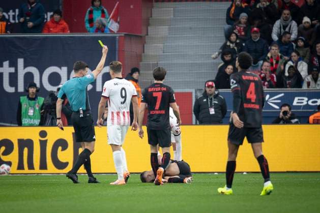 LEVERKUSEN, GERMANY - OCTOBER 26: Referee Harm Osmers (Hnnover) is showing the yellow card, to Philipp Lienhart (SC Freiburg, 3) during the Bundesliga match (gameday 8) between Bayer 04 Leverkusen vs. SC Freiburg at BayArena on October 26, 2025 in Leverkusen, Germany. (Photo by Axel Kohring Beautiful Sports) DFL REGULATIONS PROHIBIT ANY USE OF PHOTOGRAPHS AS IMAGE SEQUENCES AND OR QUASI-VIDEO. Nordrhein-Westfalen Germany Copyright: xBEAUTIFULxSPORTS AxelxKohringx